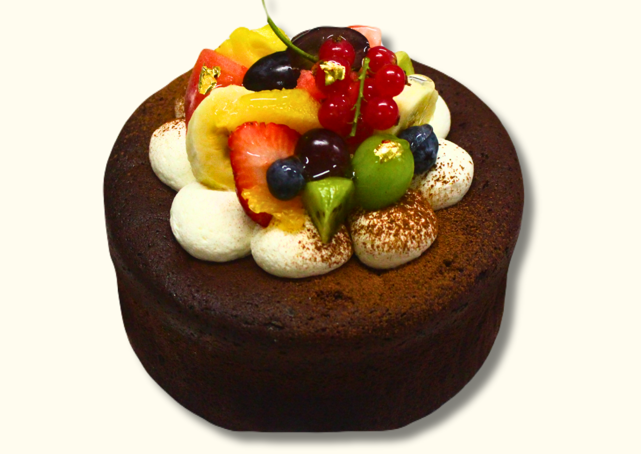 パティスリーエクラ石垣島のフルーツを飾ったチョコレートケーキ