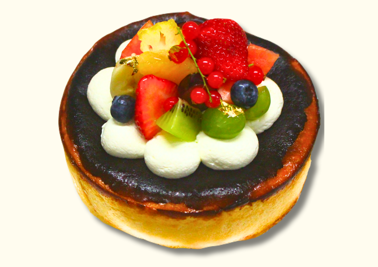 フルーツを飾ったパティスリーエクラのバスク風チーズケーキ